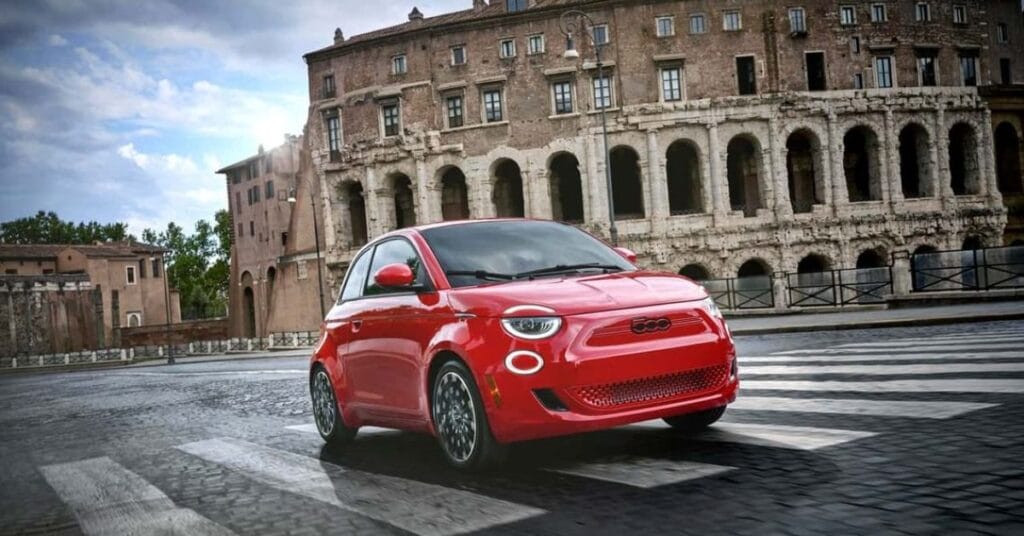 fiat-500-2024-migliori-city-car-2024 Fiat 500 2024, una delle migliori city car 2024, con design elegante e prestazioni ottimali per la vita urbana.