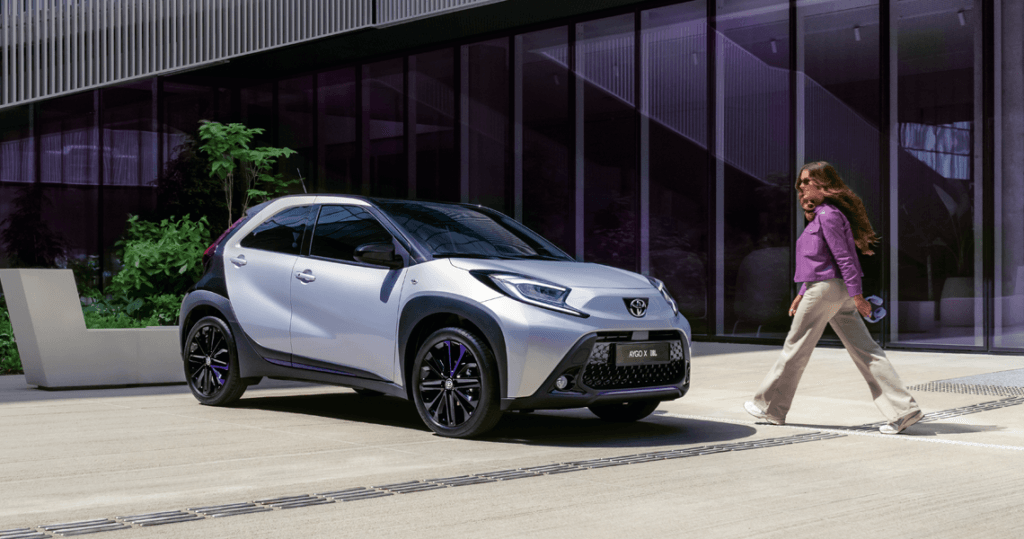 toyota-aygo-x-2024-migliori-city-car-2024 Toyota Aygo X 2024, una delle migliori city car 2024, con motore efficiente e consumi bassi, ideale per la guida urbana.