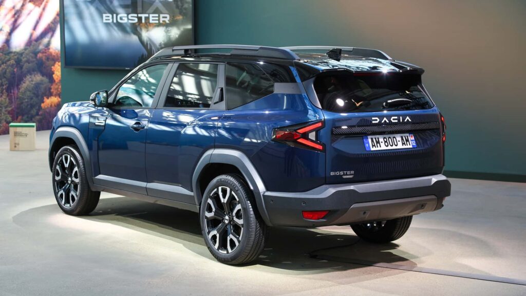 dacia-bigster-interni-spaziosi Interni del Dacia Bigster, con spazio per cinque passeggeri e dettagli curati per il massimo comfort.